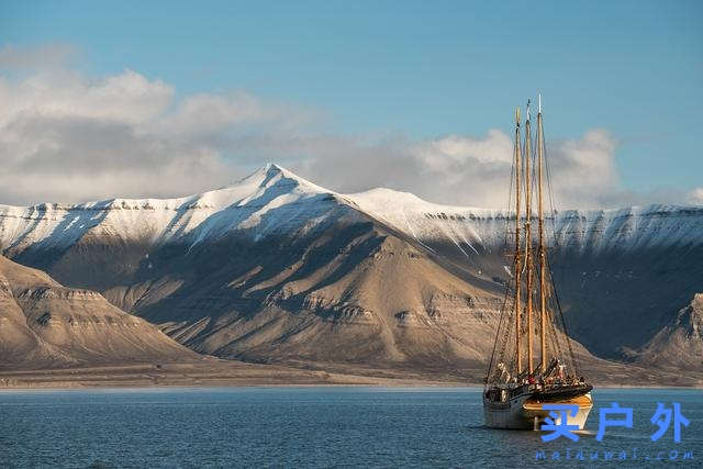 身穿Klattermusen攀山鼠羽绒连帽外套探索世界极北之岛，斯瓦尔巴群岛