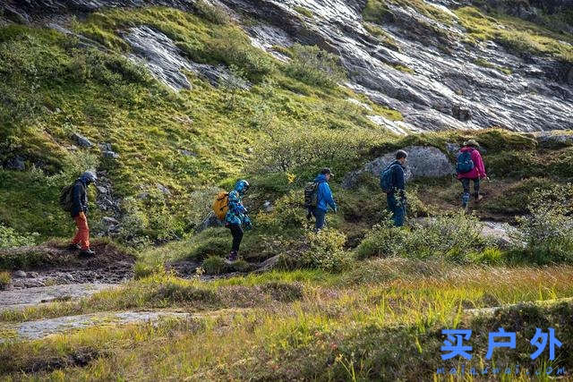 穿着Lowa多功能户外鞋，探索群山峻岭之间