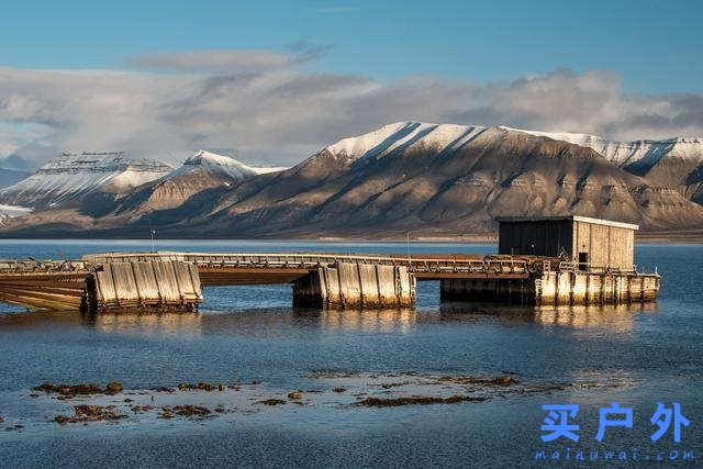 身穿Klattermusen攀山鼠羽绒连帽外套探索世界极北之岛，斯瓦尔巴群岛