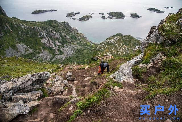 穿着Lowa多功能户外鞋，探索群山峻岭之间