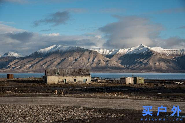 身穿Klattermusen攀山鼠羽绒连帽外套探索世界极北之岛，斯瓦尔巴群岛