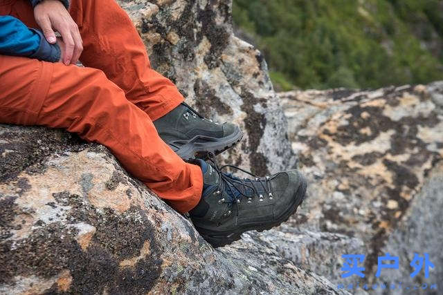 穿着Lowa多功能户外鞋，探索群山峻岭之间