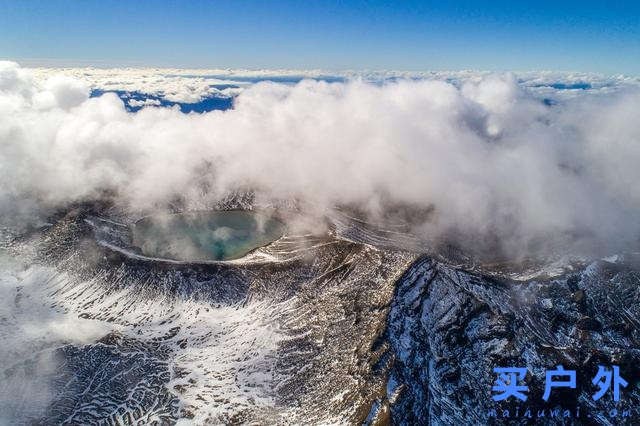 穿着Lowa多功能户外鞋，探索群山峻岭之间