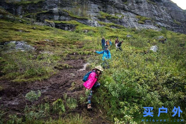 穿着Lowa多功能户外鞋，探索群山峻岭之间