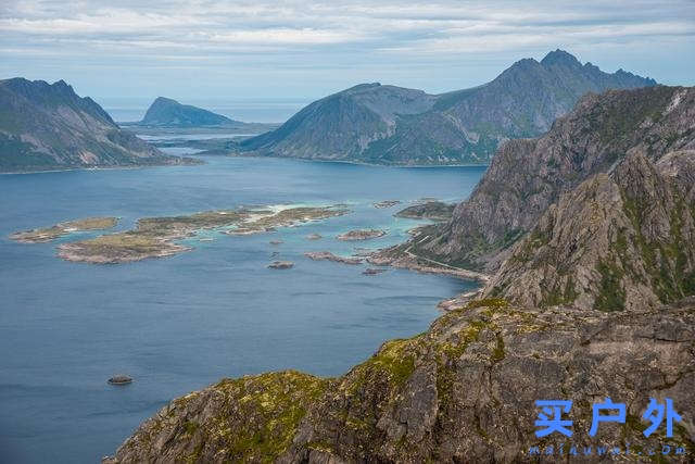 穿着Lowa多功能户外鞋，探索群山峻岭之间