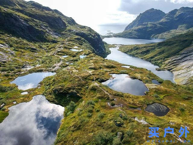 穿着Lowa多功能户外鞋，探索群山峻岭之间