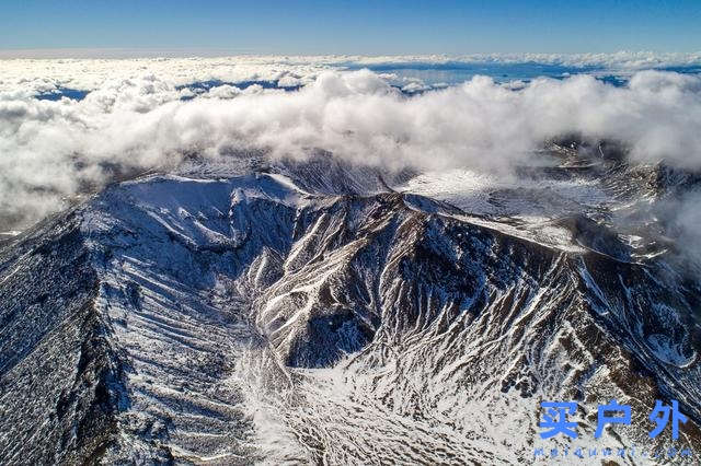 穿着Lowa多功能户外鞋，探索群山峻岭之间