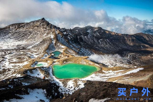 穿着Lowa多功能户外鞋，探索群山峻岭之间