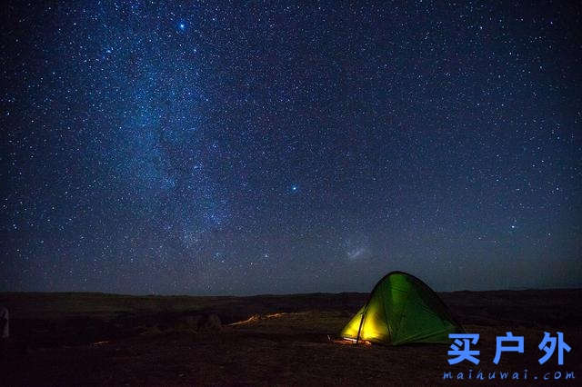 穿着Lowa多功能户外鞋，探索群山峻岭之间