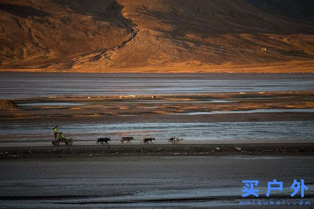 身穿Klattermusen攀山鼠羽绒连帽外套探索世界极北之岛，斯瓦尔巴群岛