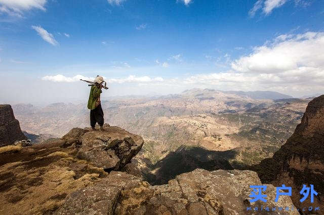 穿着Lowa多功能户外鞋，探索群山峻岭之间