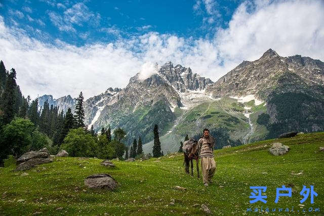 穿着Lowa多功能户外鞋，探索群山峻岭之间