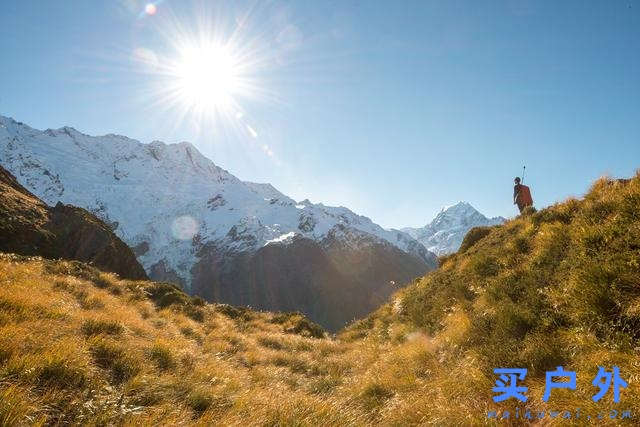 穿着Lowa多功能户外鞋，探索群山峻岭之间