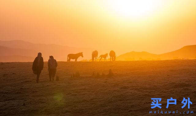 穿着Lowa多功能户外鞋，探索群山峻岭之间