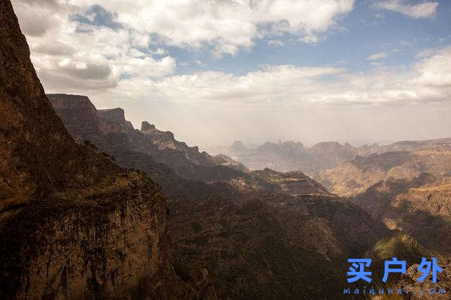 穿着Lowa多功能户外鞋，探索群山峻岭之间