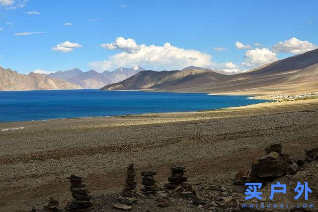 穿着Lowa多功能户外鞋，探索群山峻岭之间