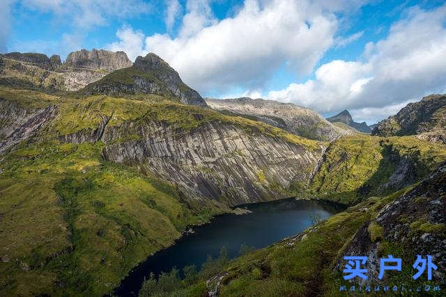 穿着Lowa多功能户外鞋，探索群山峻岭之间