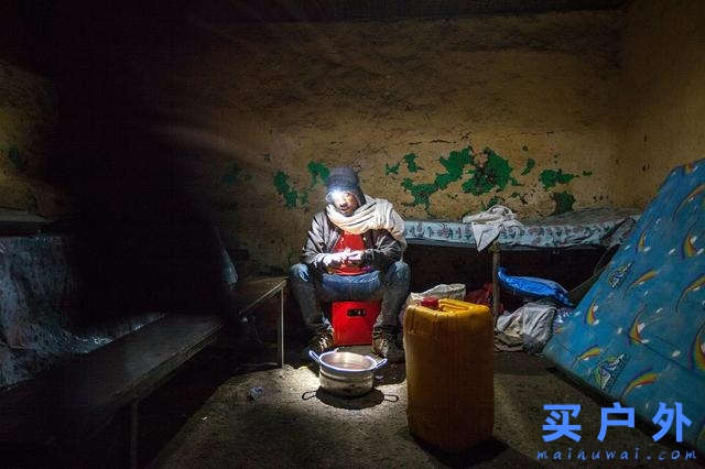 穿着Lowa多功能户外鞋，探索群山峻岭之间