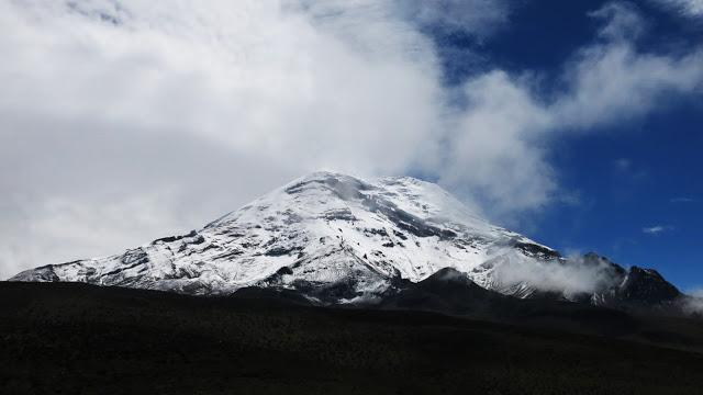 在南美洲厄瓜多尔钦博拉索火山上徒步，雪山比珠穆朗玛峰要高