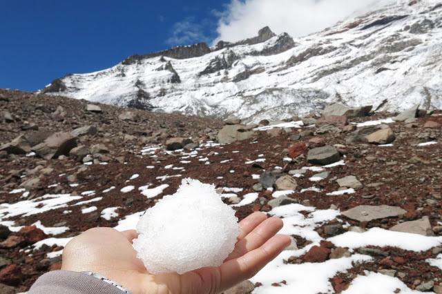 在南美洲厄瓜多尔钦博拉索火山上徒步，雪山比珠穆朗玛峰要高