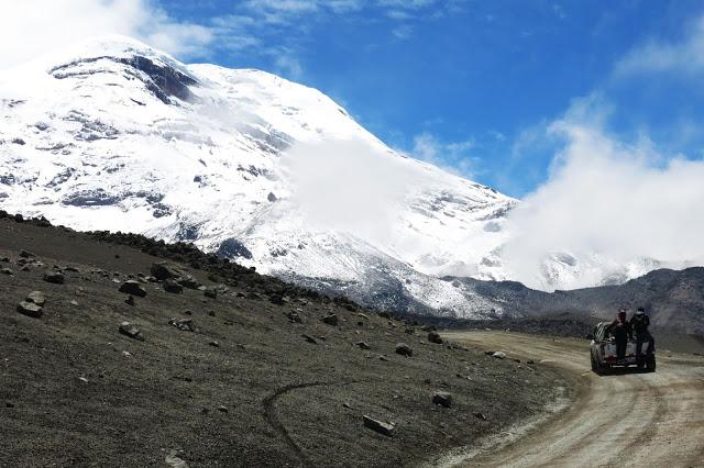 在南美洲厄瓜多尔钦博拉索火山上徒步，雪山比珠穆朗玛峰要高