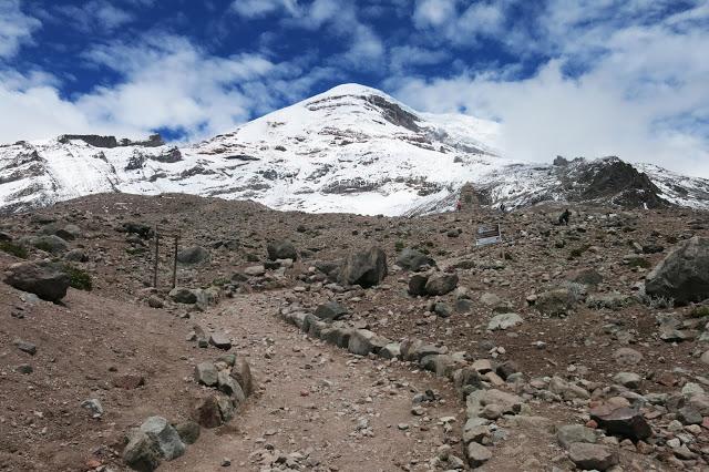 在南美洲厄瓜多尔钦博拉索火山上徒步，雪山比珠穆朗玛峰要高