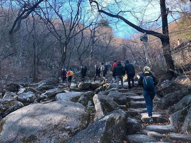 韩国人特别喜欢爬山,我就去爬了韩国釜山第一高山金井山姑堂峰