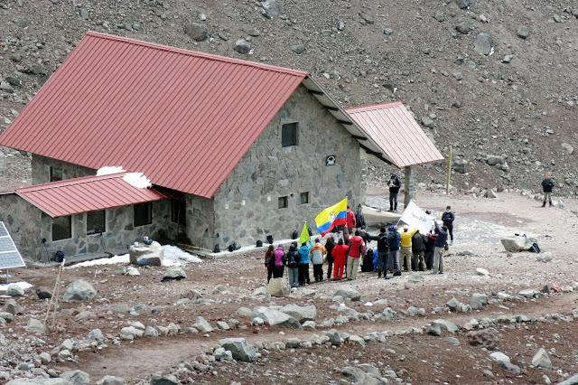 在南美洲厄瓜多尔钦博拉索火山上徒步，雪山比珠穆朗玛峰要高