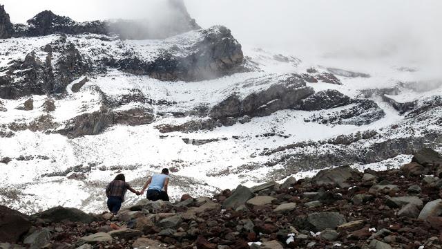 在南美洲厄瓜多尔钦博拉索火山上徒步，雪山比珠穆朗玛峰要高