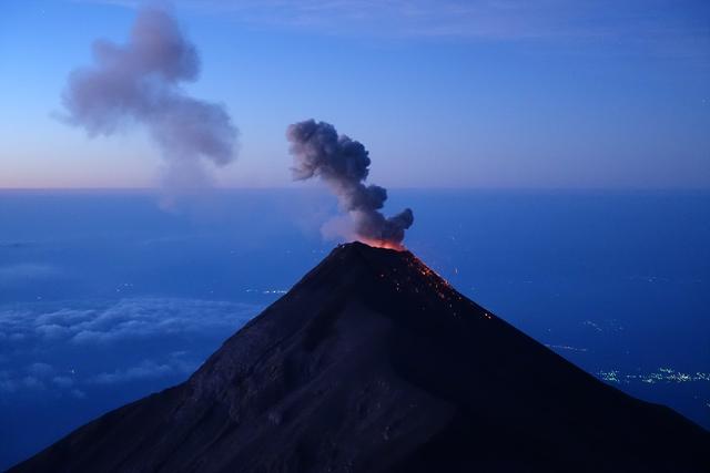 危地马拉值得去的火山，富埃戈火山和阿卡特南戈火山