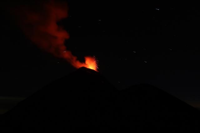 危地马拉值得去的火山，富埃戈火山和阿卡特南戈火山