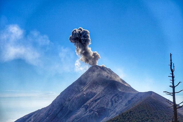 危地马拉值得去的火山，富埃戈火山和阿卡特南戈火山