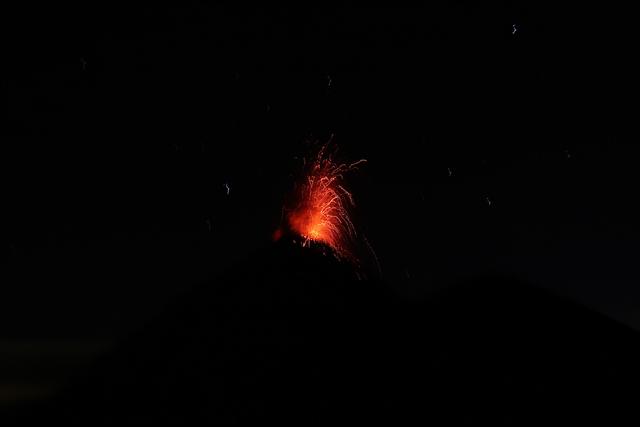 危地马拉值得去的火山，富埃戈火山和阿卡特南戈火山