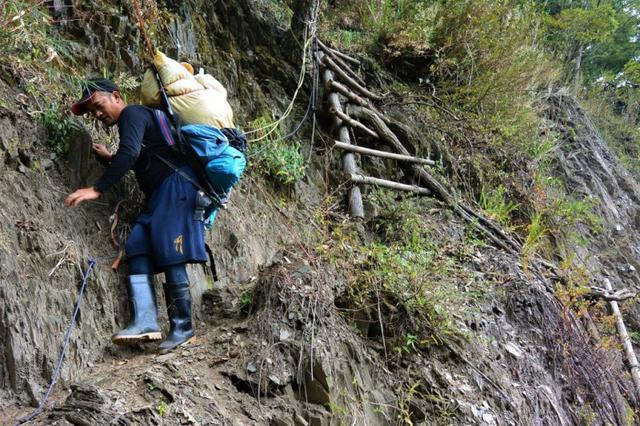 爬山除了穿登山鞋，还有人喜欢穿雨鞋