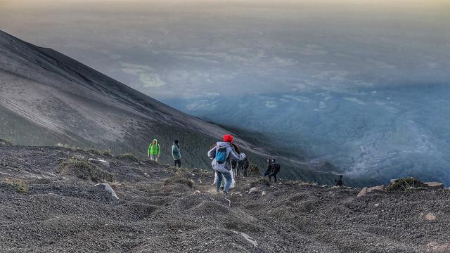 危地马拉值得去的火山，富埃戈火山和阿卡特南戈火山