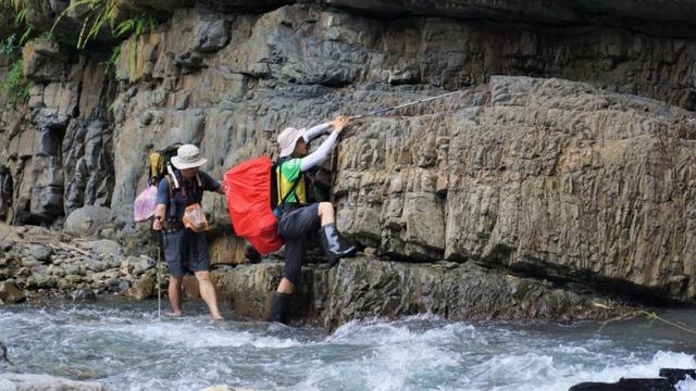 爬山除了穿登山鞋，还有人喜欢穿雨鞋