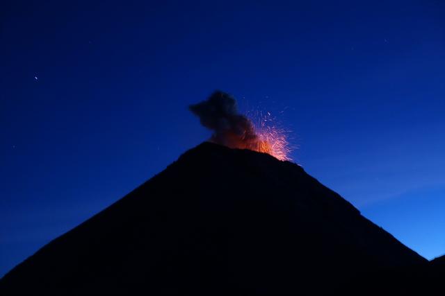 危地马拉值得去的火山，富埃戈火山和阿卡特南戈火山