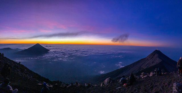 危地马拉值得去的火山，富埃戈火山和阿卡特南戈火山