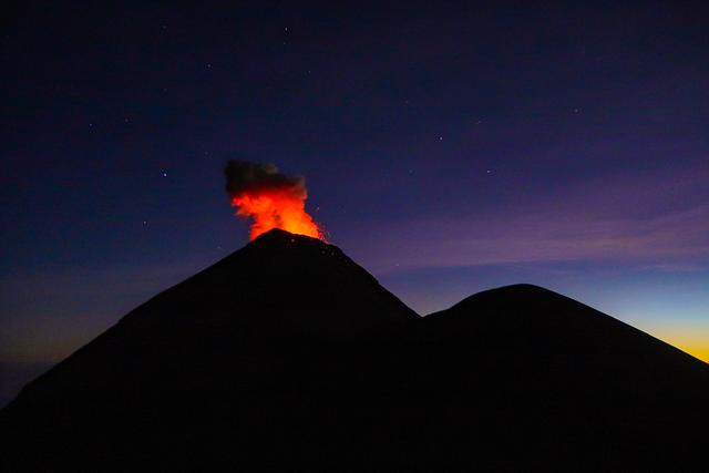 危地马拉值得去的火山，富埃戈火山和阿卡特南戈火山