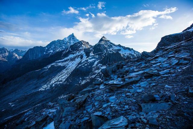 爬四姑娘山大峰，体验初级雪山攀登的乐趣