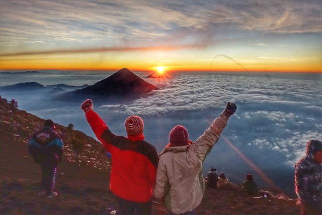 危地马拉值得去的火山，富埃戈火山和阿卡特南戈火山