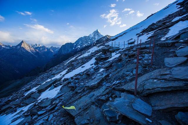 爬四姑娘山大峰，体验初级雪山攀登的乐趣