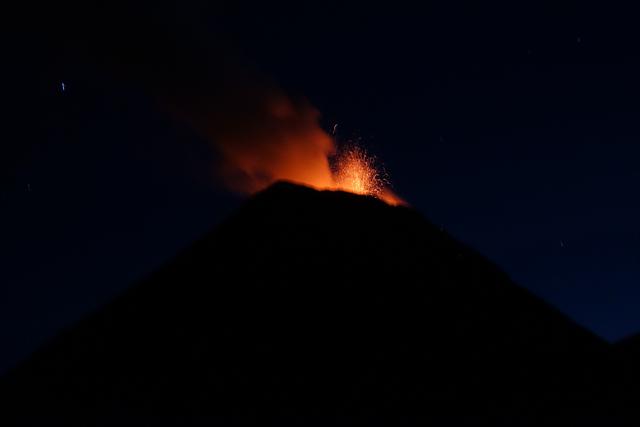 危地马拉值得去的火山，富埃戈火山和阿卡特南戈火山