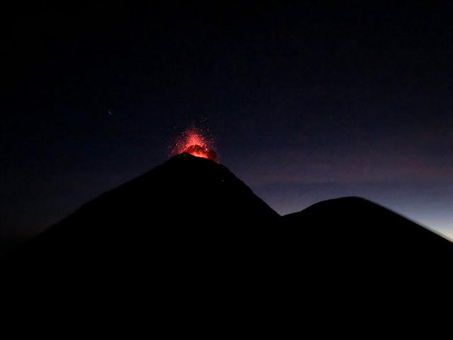 危地马拉值得去的火山，富埃戈火山和阿卡特南戈火山