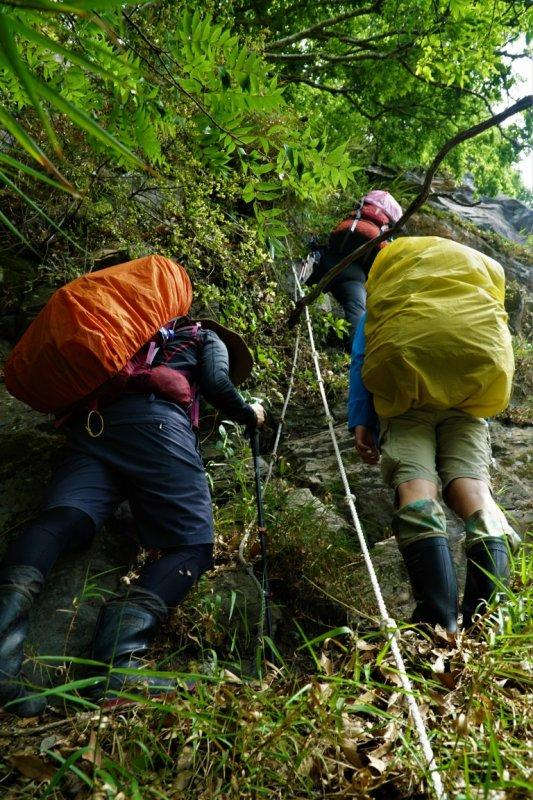 爬山除了穿登山鞋，还有人喜欢穿雨鞋