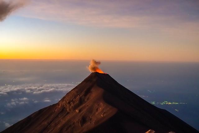 危地马拉值得去的火山，富埃戈火山和阿卡特南戈火山