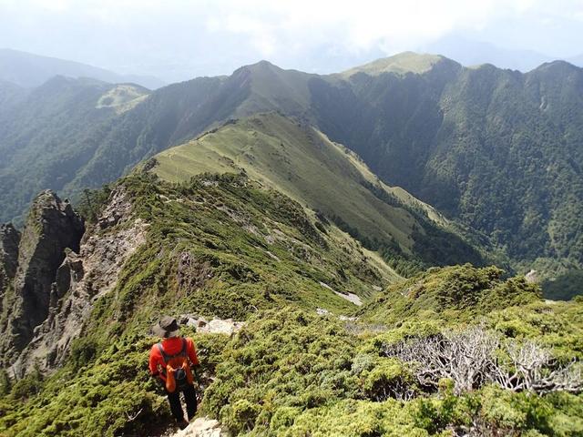 参加徒步登山活动后双腿酸痛怎么办,下山酸痛疲劳能预防