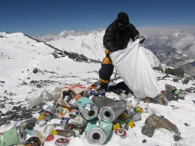 珠峰冰川消融引发新问题，登山者尸体、垃圾暴露