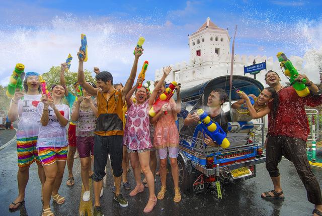 现在去泰国旅游，体验泰国新年泼水节尽情泼水求好运