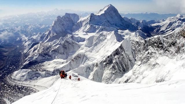 珠峰冰川消融引发新问题，登山者尸体、垃圾暴露